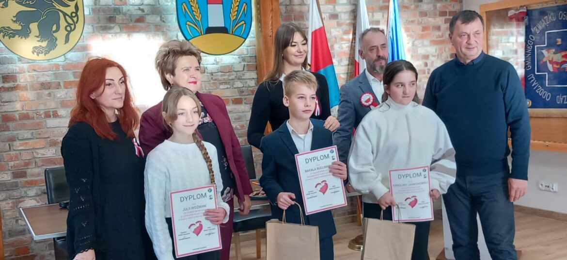 Laureaci konkursu plastycznego z okazji Święta Niepodległości.