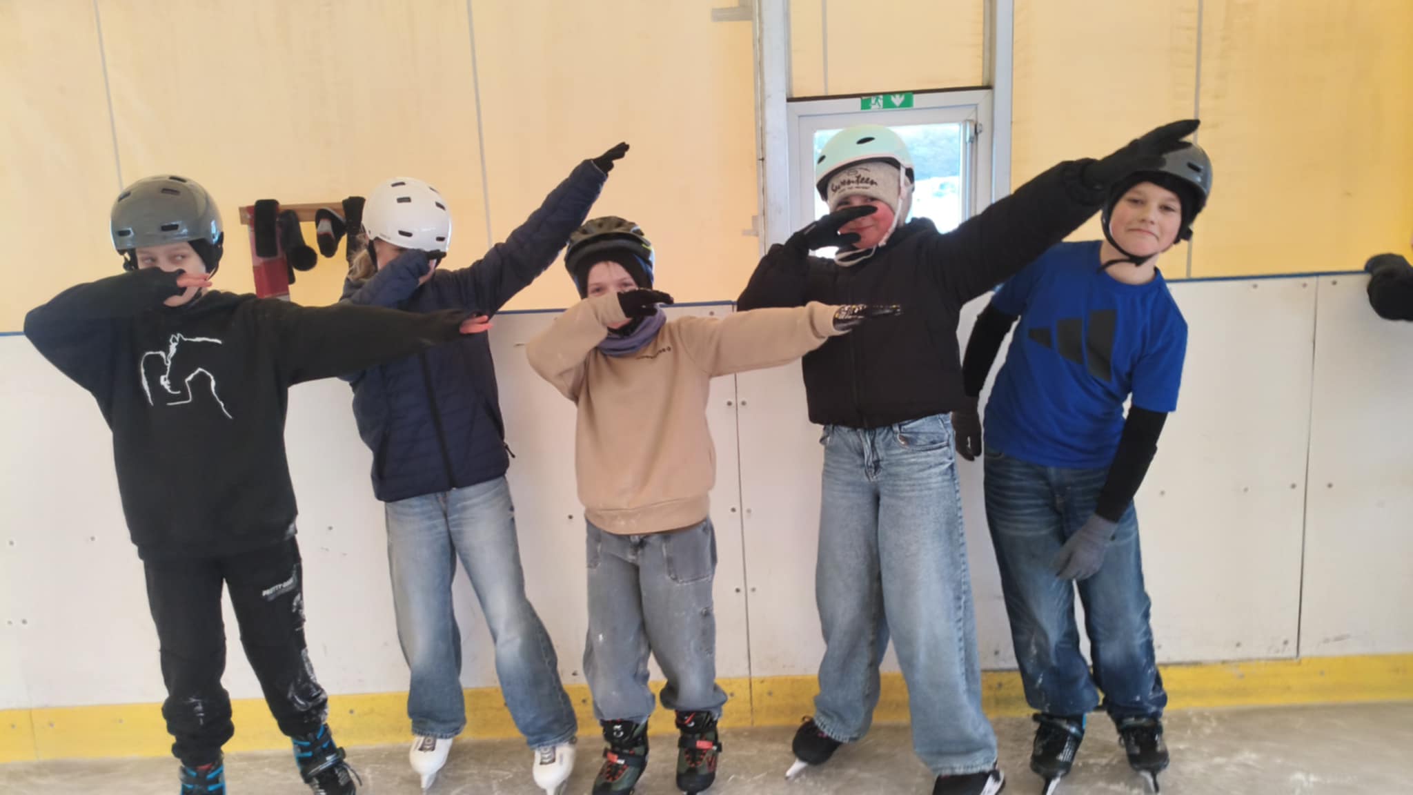 Integracyjny wyjazd na lodowisko do Łeby – klasy I–IV .